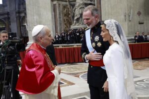 La Familia Real española se encuentra con el Papa León XIV en un evento oficial.