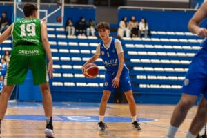 Farid Chekri en acción durante un partido de baloncesto