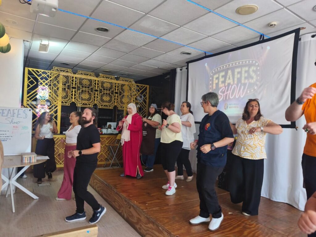 Grupo de personas participando en el espectáculo The Feafes Show.