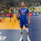 Fede Martina sosteniendo un trofeo en la cancha de voleibol
