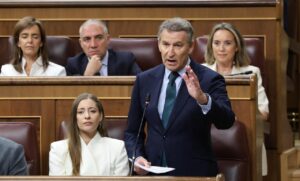 Alberto Núñez Feijóo hablando en el Parlamento durante un debate político