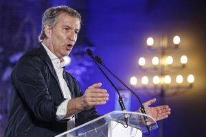 Alberto Núñez Feijóo hablando en un evento político con gestos enfáticos.