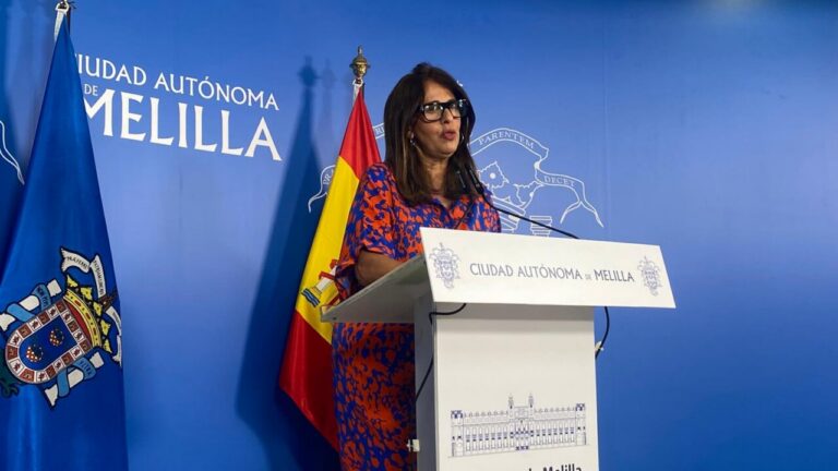 Conferencia sobre la Feria del Libro en Melilla con consejera de Cultura