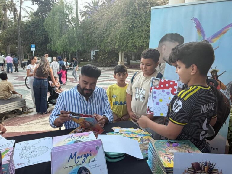 Juan Heredia Urbano interactuando con niños en la Feria del Libro de Melilla 2026