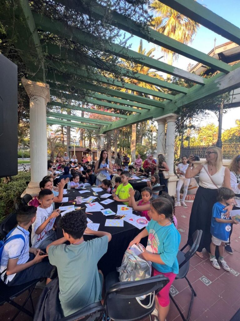 Niños participando en actividades creativas en la Feria del Libro de Melilla 2026.