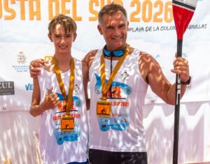 Fernando Rioja y su hijo celebrando su victoria en paddle surf