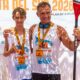 Fernando Rioja y su hijo celebrando su victoria en paddle surf