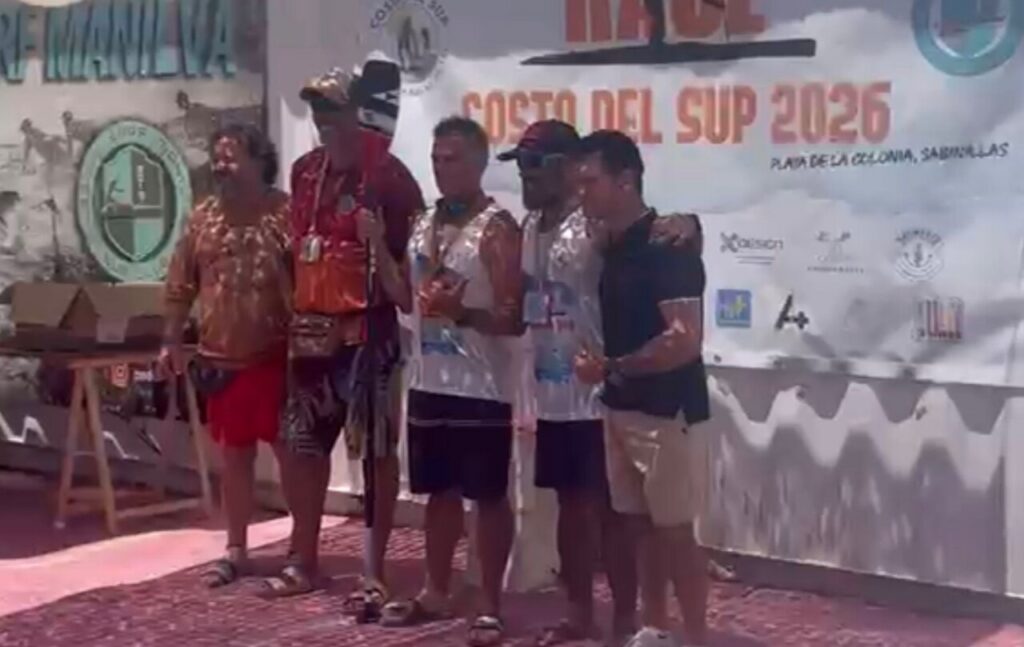 Fernando Rioja y su hijo celebrando su victoria en paddle surf
