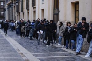 Fila de personas esperando para regularización migratoria en Melilla