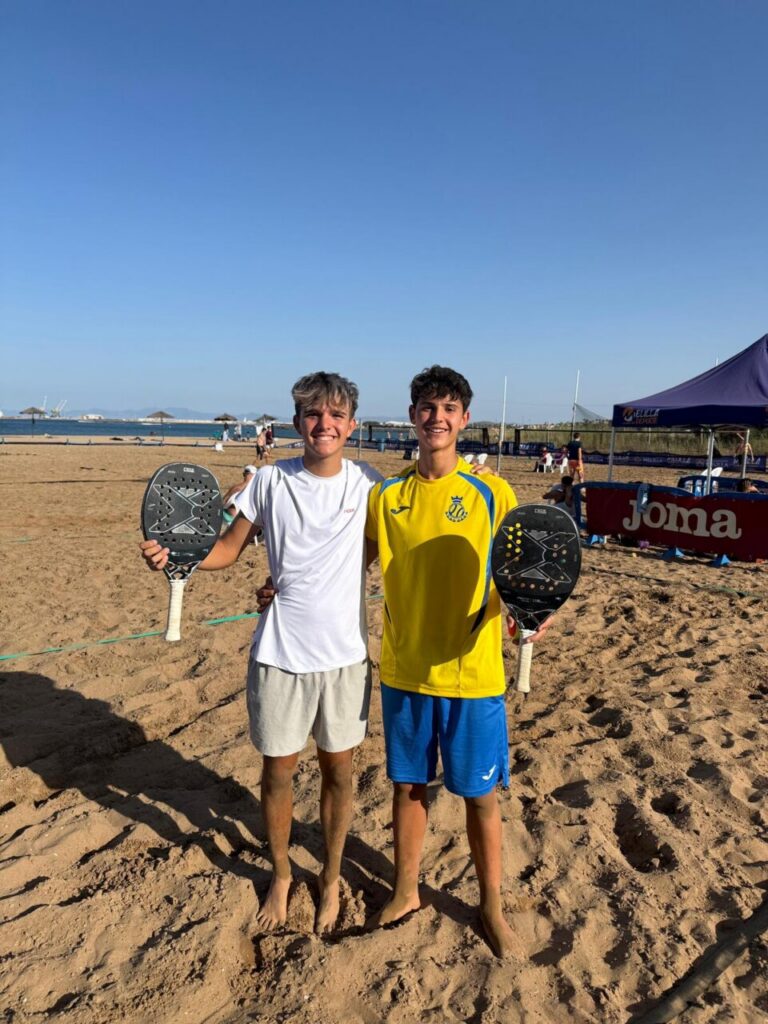 Nicolás Volpe e Iker Mateos celebrando su victoria en tenis playa