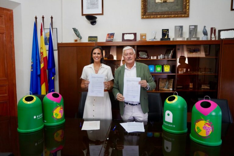 Representantes de Ecovidrio y Melilla firmando un convenio sobre reciclaje de vidrio