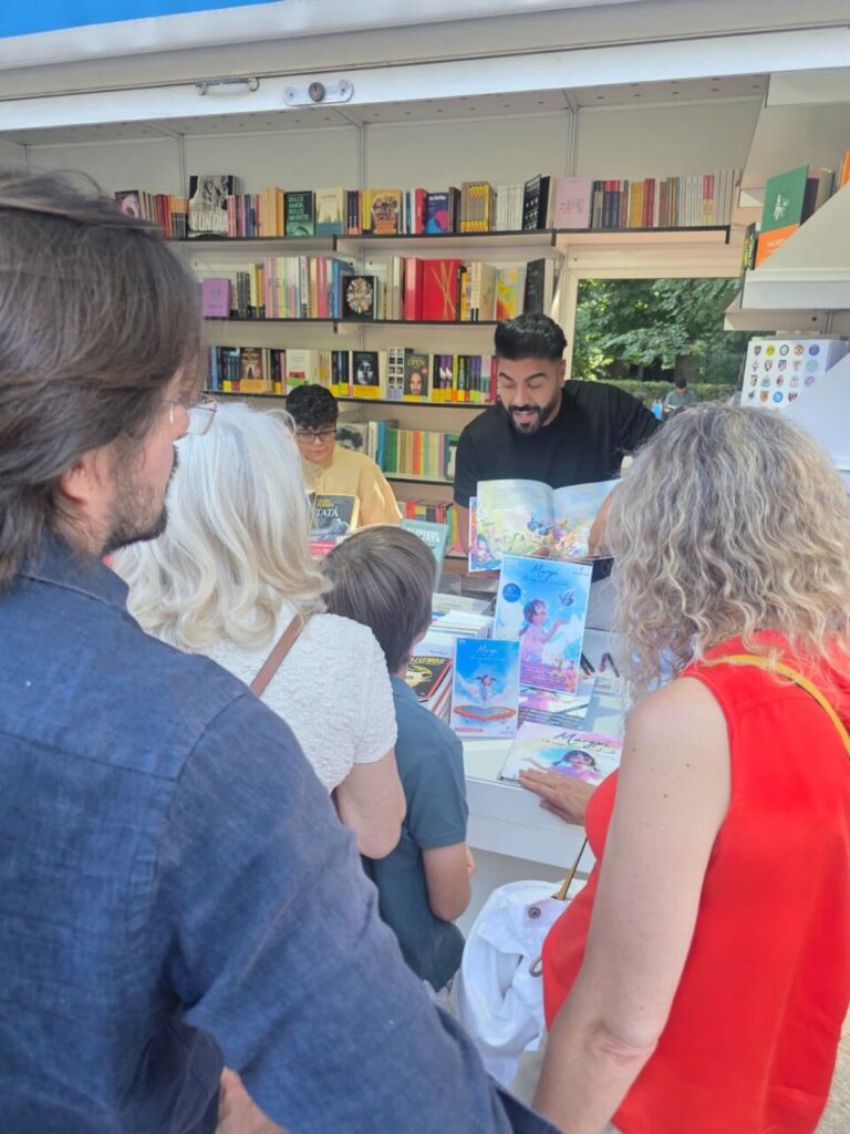 Juan Heredia Urbano firmando libros en la Feria del Libro de Madrid