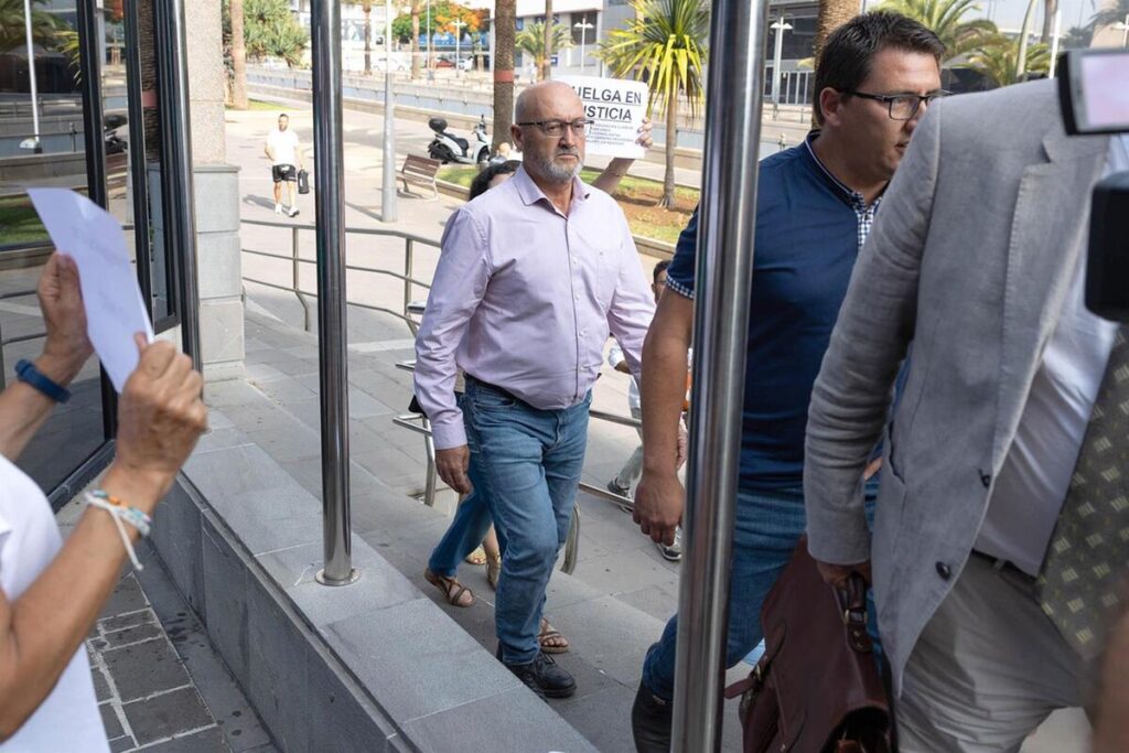 Exdiputado del PSOE llegando al juzgado en Santa Cruz de Tenerife