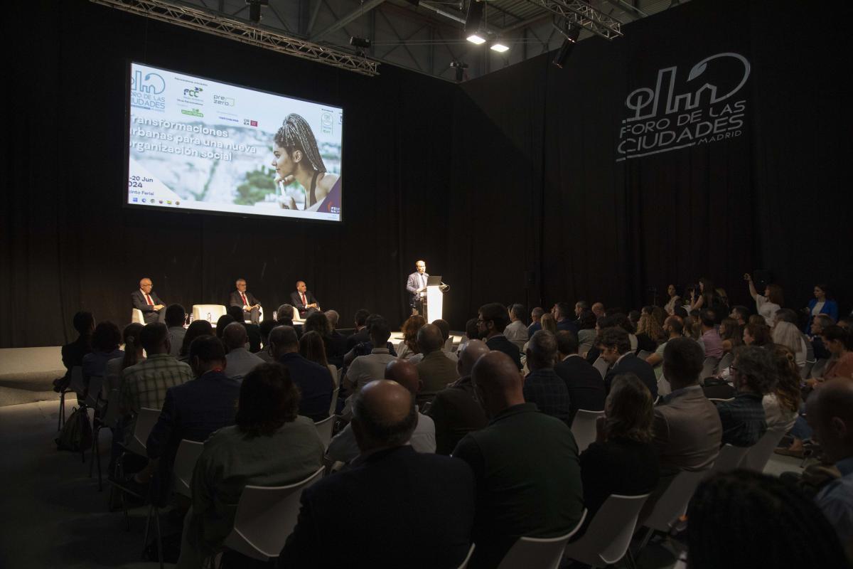 Conferencia en el Foro de las Ciudades en Madrid con ponentes y audiencia.