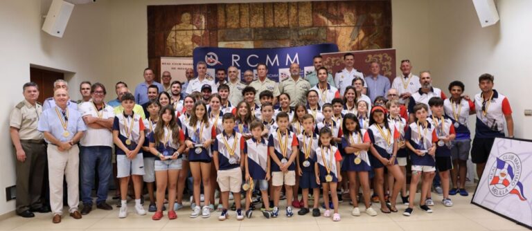 Grupo de autoridades y campeones en la VI Regata Delegación de Defensa en Melilla