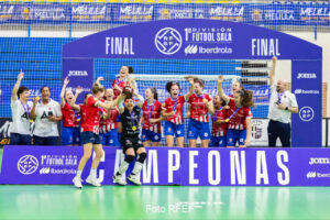 Jugadoras del Futsi Atlético Navalcarnero celebrando su victoria en la liga de fútbol sala
