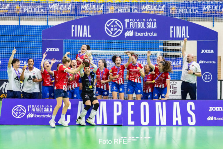 Jugadoras del Futsi Atlético Navalcarnero celebrando su victoria en la liga de fútbol sala