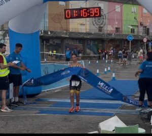 Lucía Faus cruzando la meta en el I Campeonato de Melilla de Triatlón