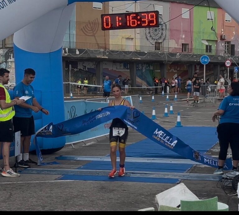Lucía Faus cruzando la meta en el I Campeonato de Melilla de Triatlón