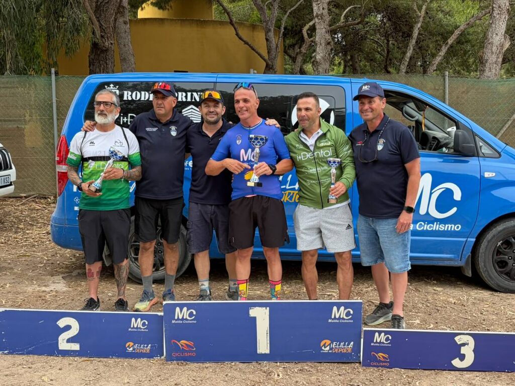 Participantes del VI GP XCO posando con trofeos en Melilla