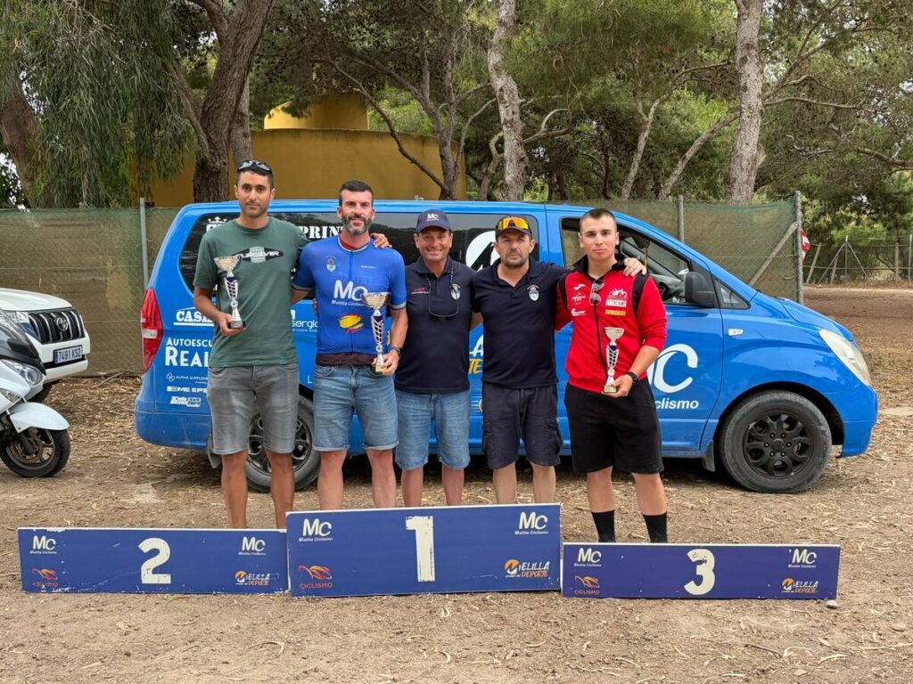 Participantes del VI GP XCO con trofeos en el podio