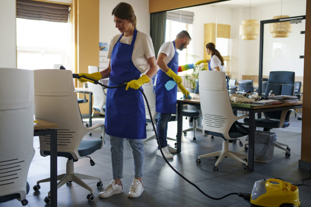 Personas trabajando en la limpieza de una oficina moderna