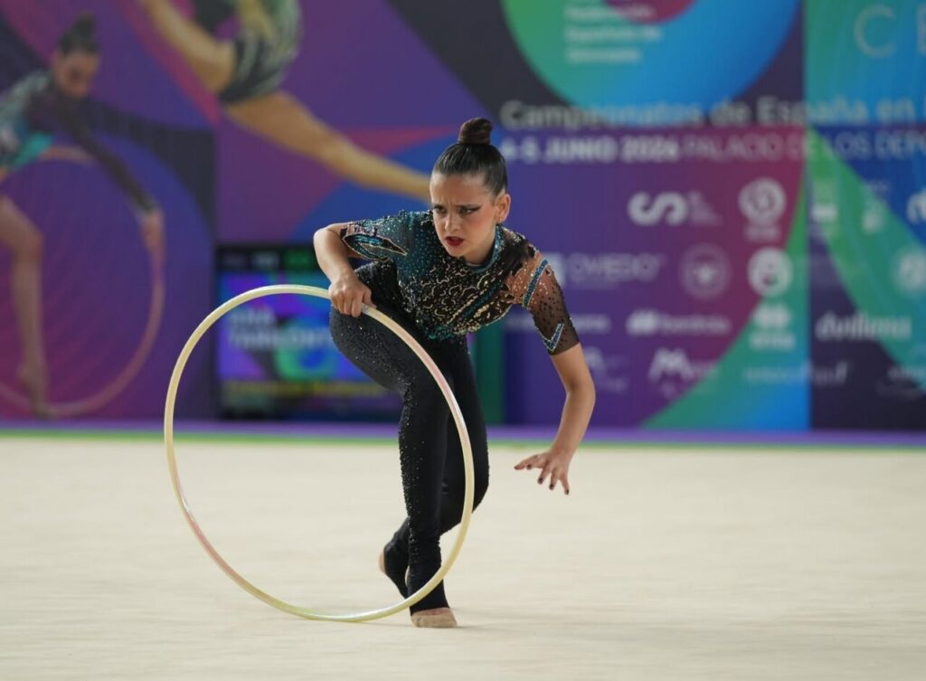 Gimnasta melillense compitiendo con aro en el Campeonato de España