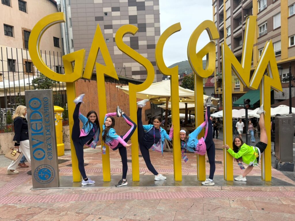 Gimnastas melillenses posando en Oviedo durante el campeonato