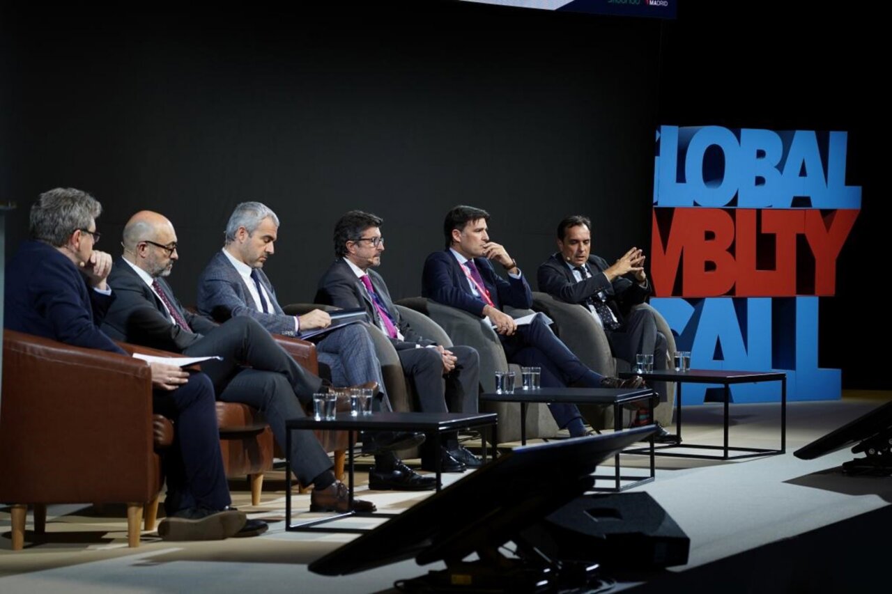 Panel de discusión en el Global Mobility Call con varios ponentes.
