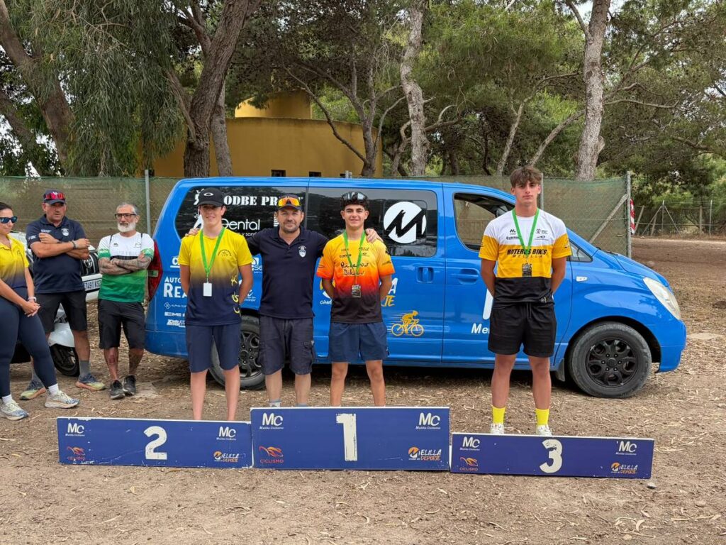 Cuatro jóvenes ciclistas en el podio del VI GP XCO
