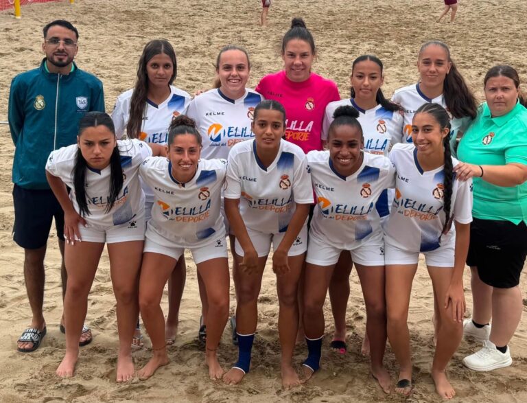 Jugadoras del equipo Peña Real Madrid en la playa durante un partido