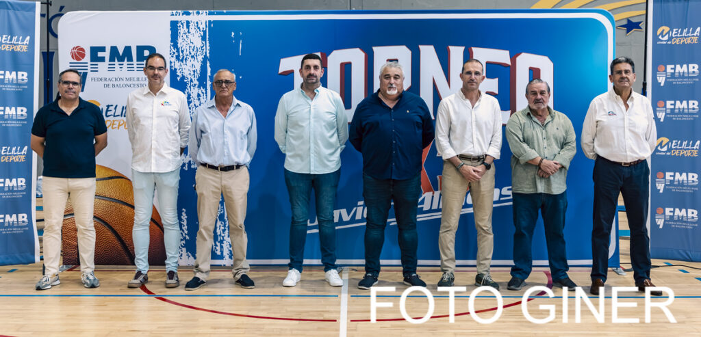Entrega de trofeos de baloncesto en Melilla con representantes de clubes