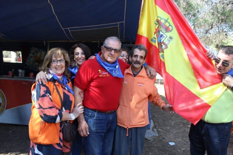 Grupo de amigos celebrando con Gregorio Hernández en un evento del Club Scorpio