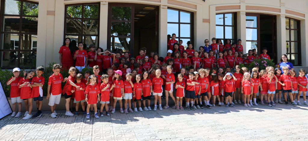 Grupo de jóvenes deportistas en el Real Club Marítimo de Melilla