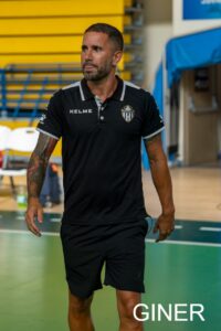 Entrenador Gustavo del Melilla Torreblanca C.F. en un partido de fútbol sala