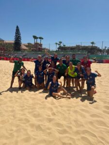 Equipo femenino de Higicontrol celebrando en la playa