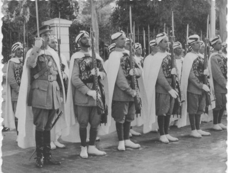 Grupo de soldados de las Fuerzas Regulares de Melilla en ceremonia