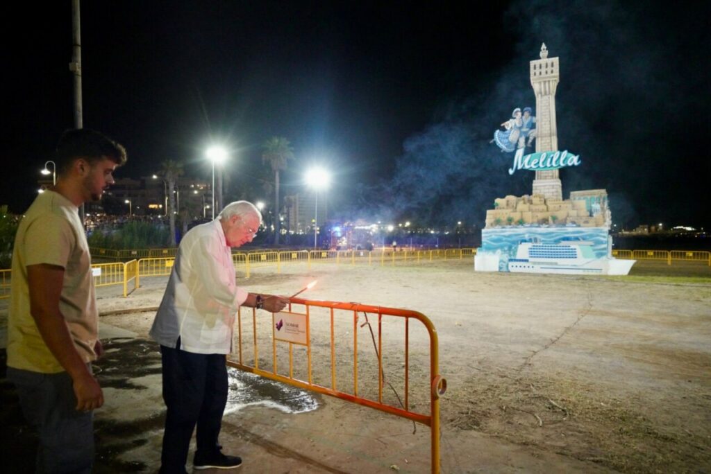 Juan José Imbroda encendiendo la hoguera en la Noche de San Juan en Melilla