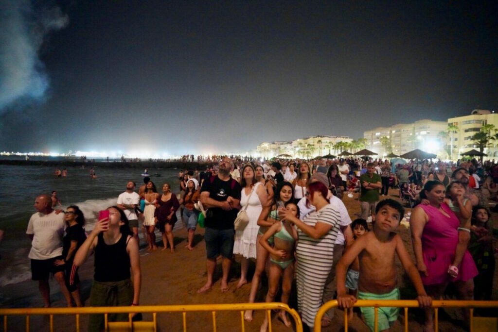 Multitud de personas celebrando la Noche de San Juan en Melilla