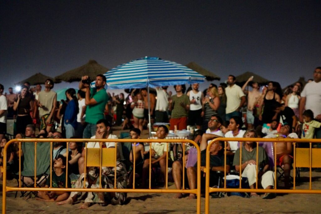 Multitud de personas disfrutando de la Noche de San Juan en Melilla