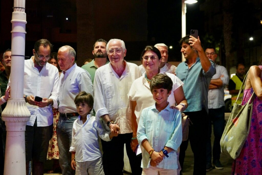 Celebración de la Noche de San Juan en Melilla con familias y amigos