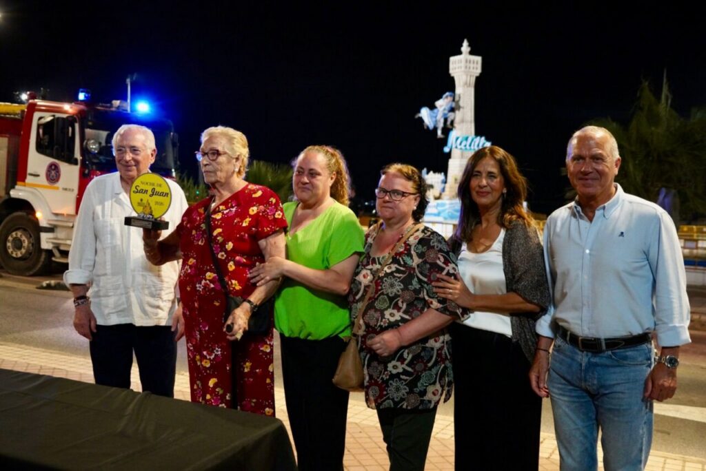 Grupo de personas celebrando la Noche de San Juan en Melilla