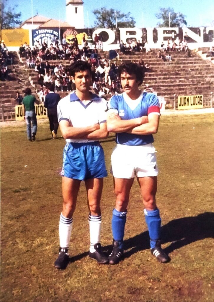 Dos futbolistas posando en un campo de fútbol en Melilla