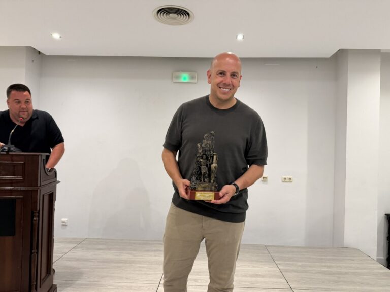 Pedro Curtido recibiendo un homenaje en Melilla con una estatuilla