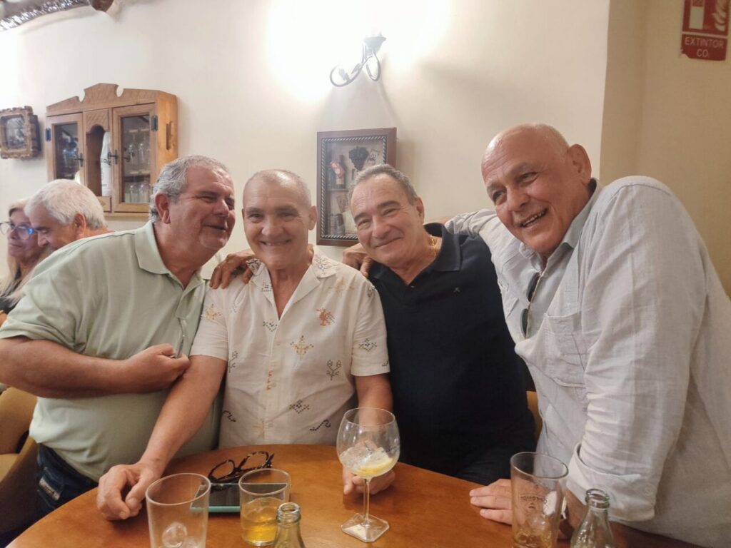 Grupo de amigos celebrando un homenaje a José Martínez Cruz en Melilla