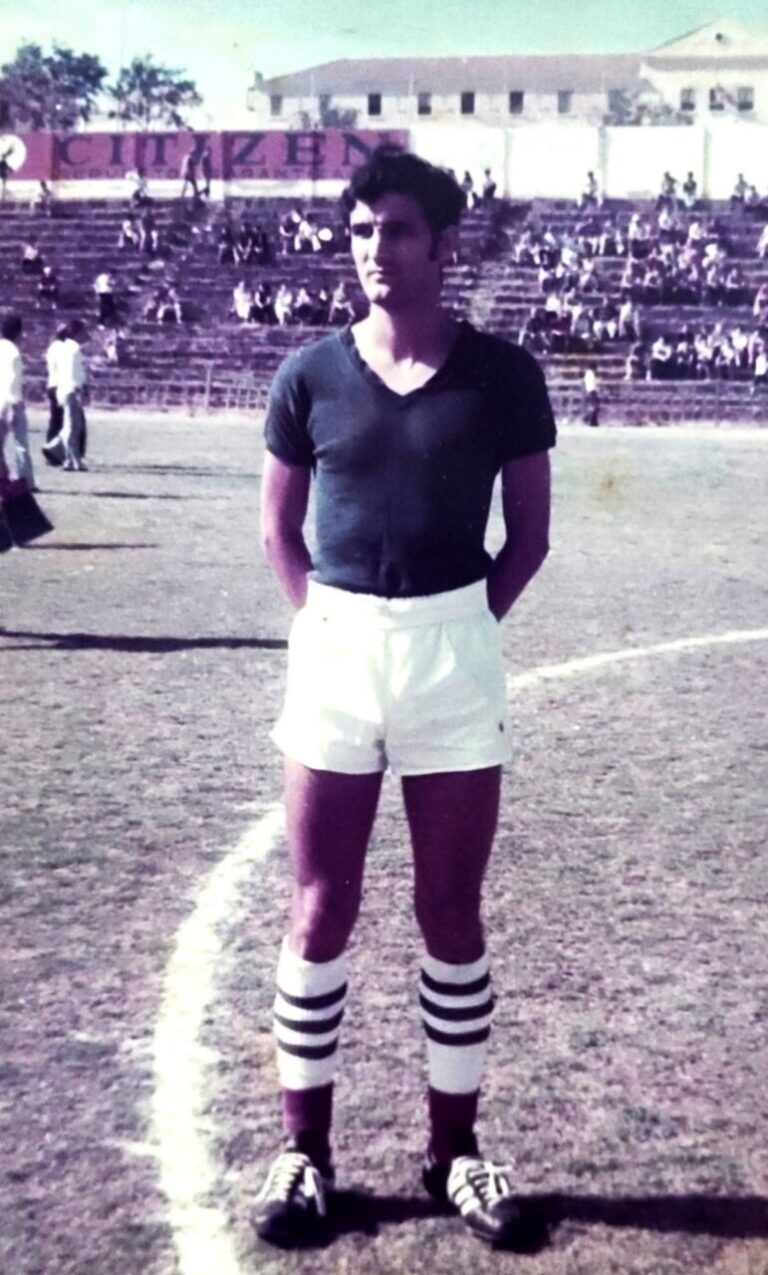 Fotografía de un futbolista en el campo durante un homenaje en Melilla