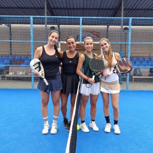 Cuatro jugadoras de pádel posando en la cancha