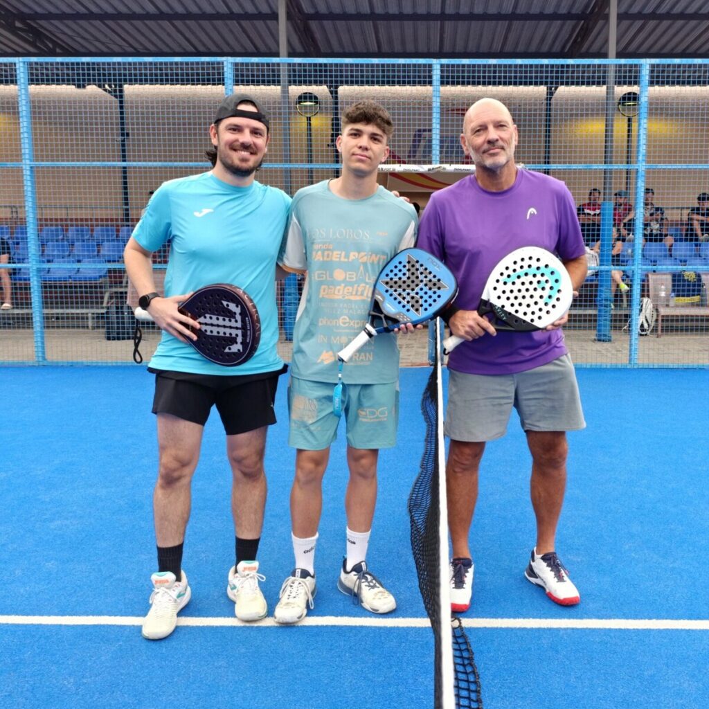 Tres jugadores de pádel posando en la cancha después del torneo.