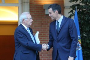 Juan José Imbroda y Pedro Sánchez se saludan en un evento