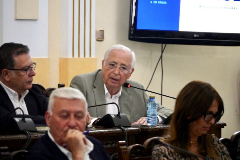 Juan José Imbroda hablando en una reunión sobre pobreza en Melilla